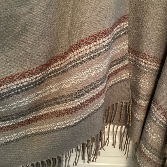 ROOTS SHALL SWEATER - Picture 2 of 3